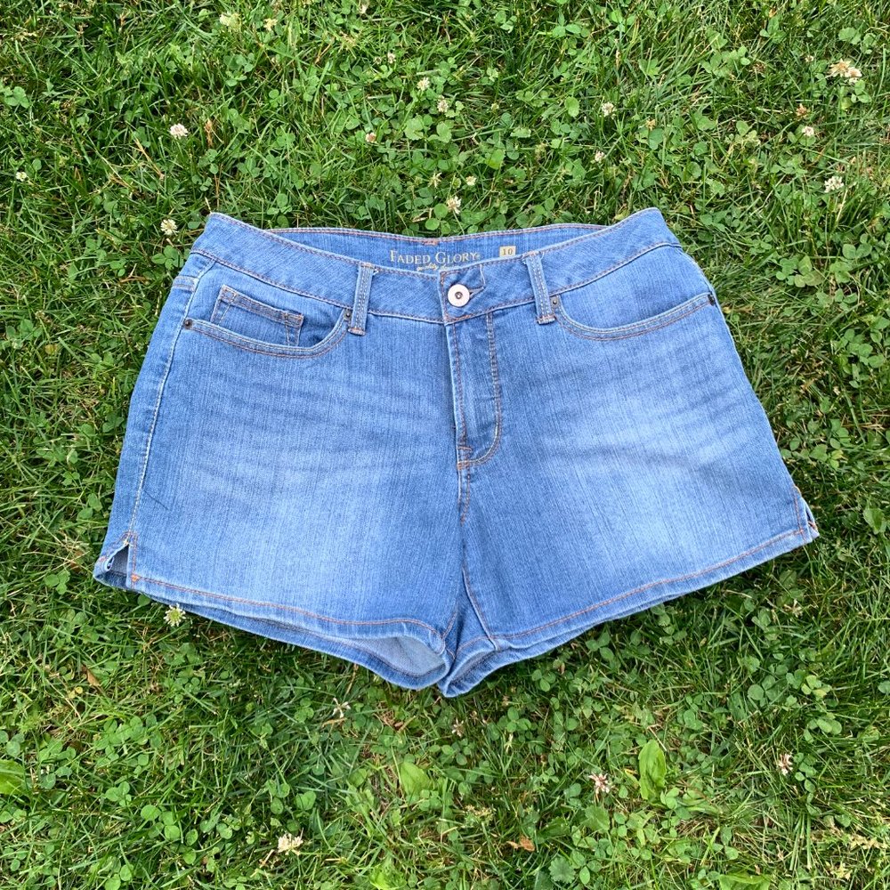 "Faded Glory" medium wash, denim shorts, 10, EUC